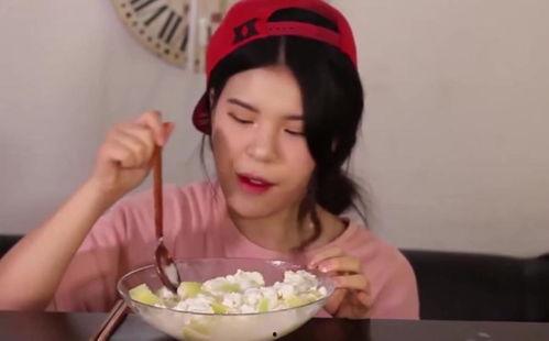 美女吃冰沙哈密瓜,美女与哈密瓜冰沙的甜蜜邂逅