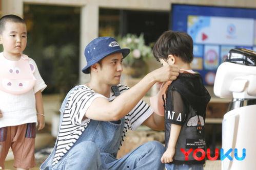 小手牵小狗吃瓜,欢乐吃瓜时光